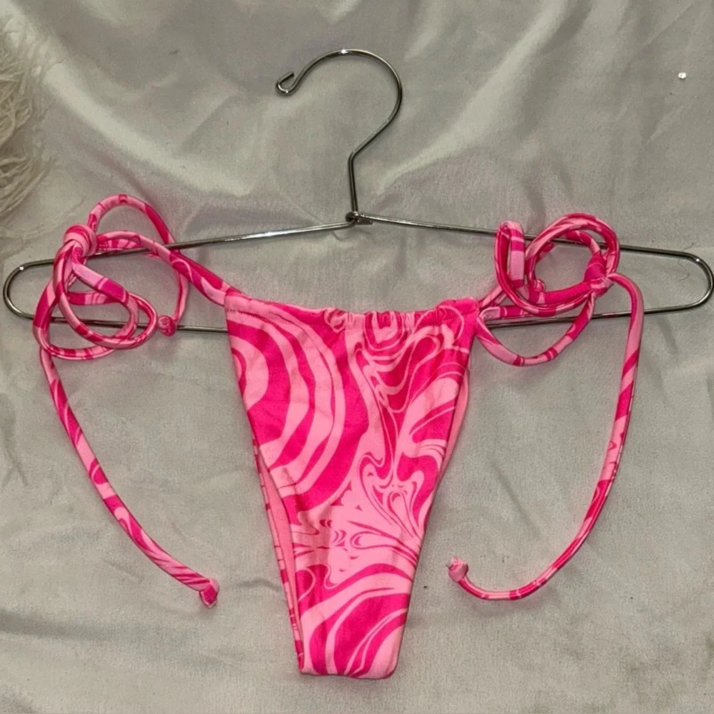 Frankies Bikinis dive into